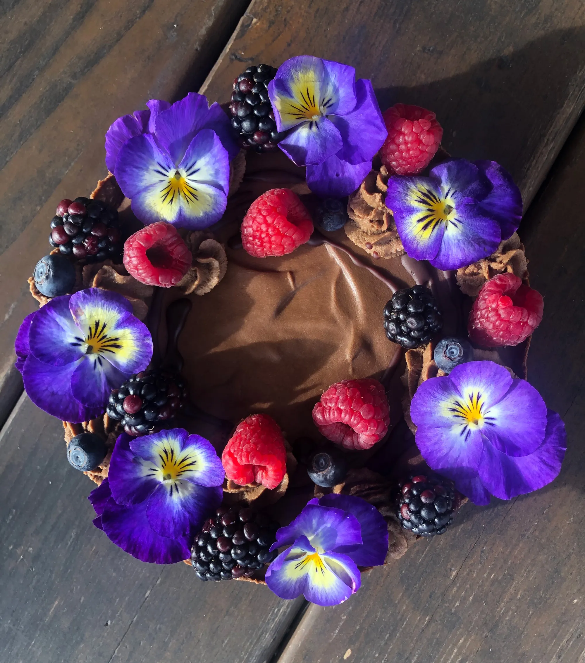 Čokoládová torta s jedlými kvetmi