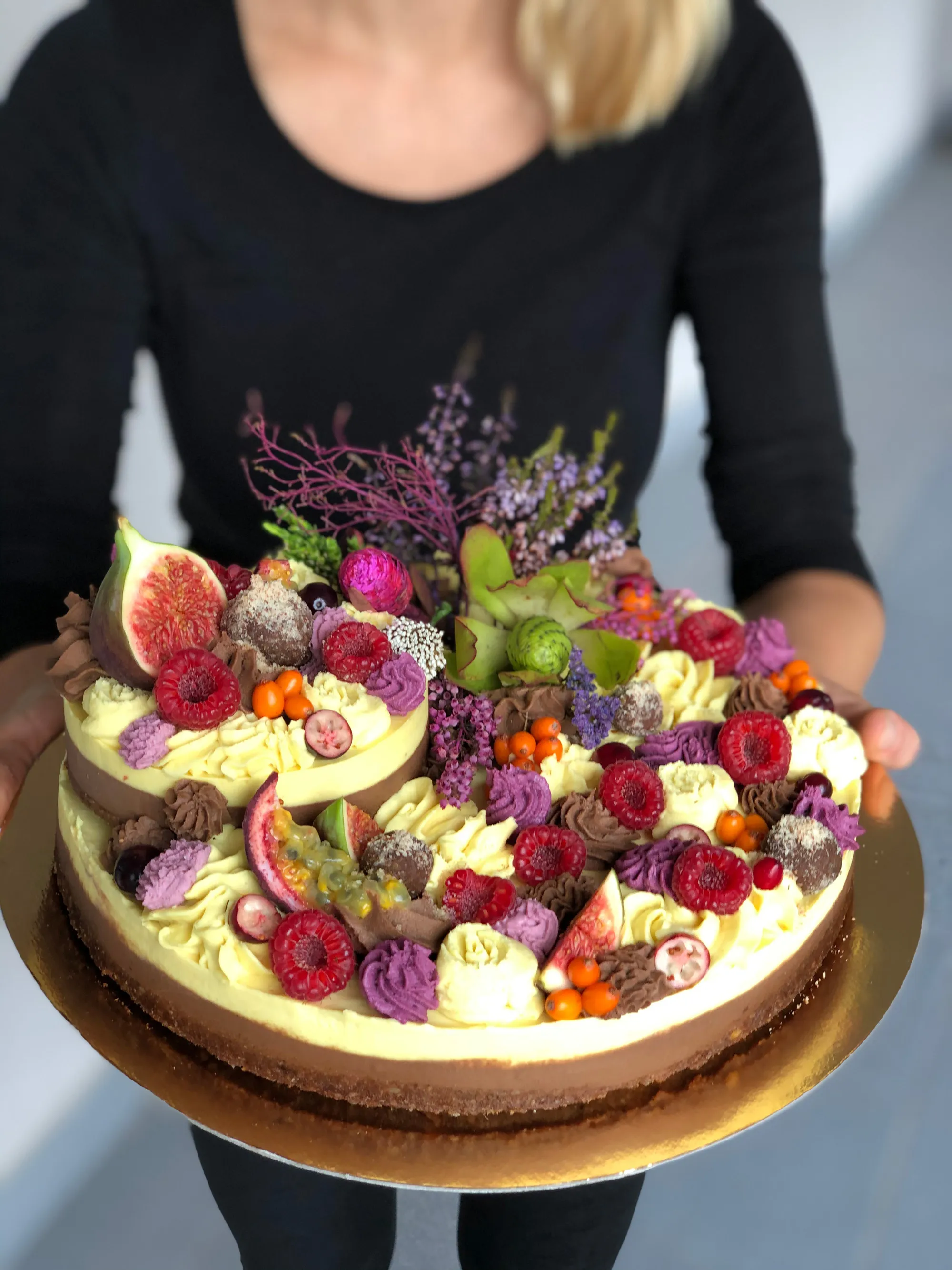 Svadobná torta zasypaná